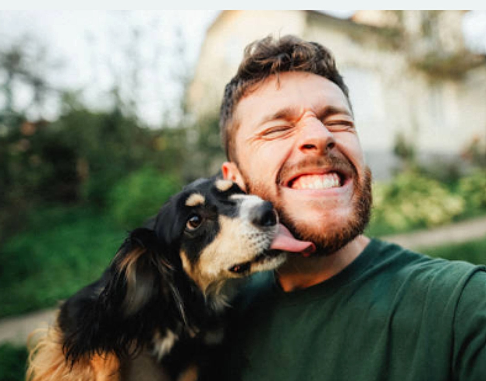 Jonas und Hund lachen zusammen