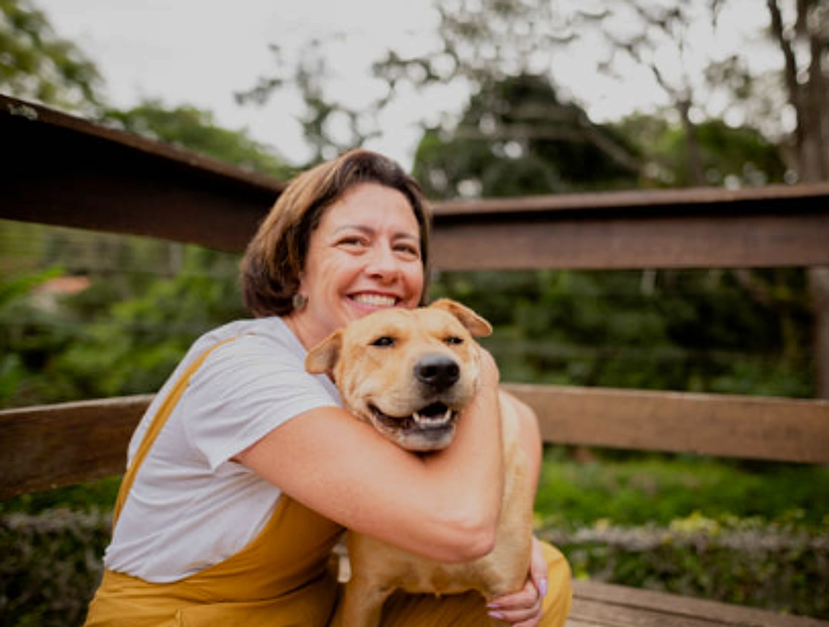 Sabine umarmt ihren Hund