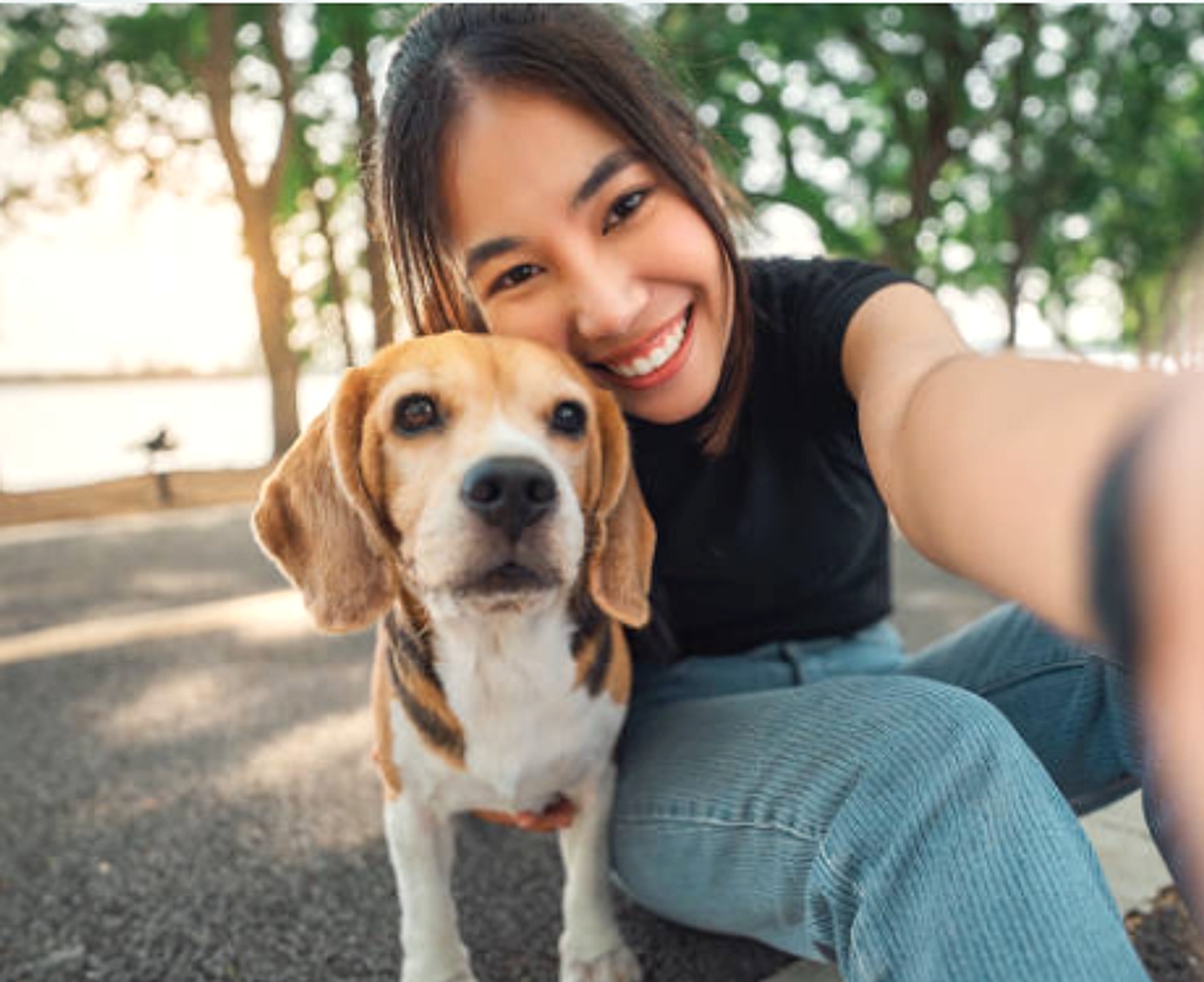 Mina mit Beagle im Park
