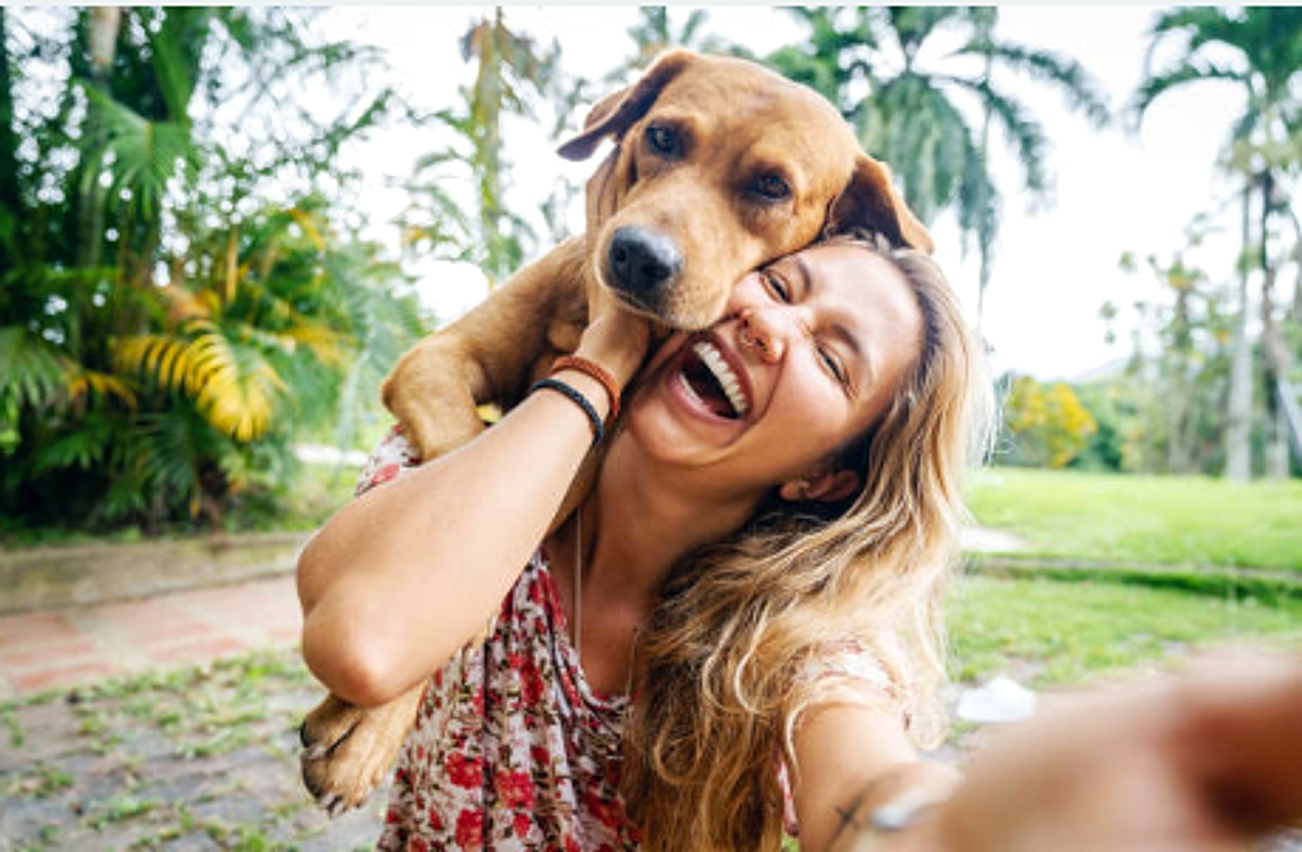 Lea mit Hund auf der Schulter